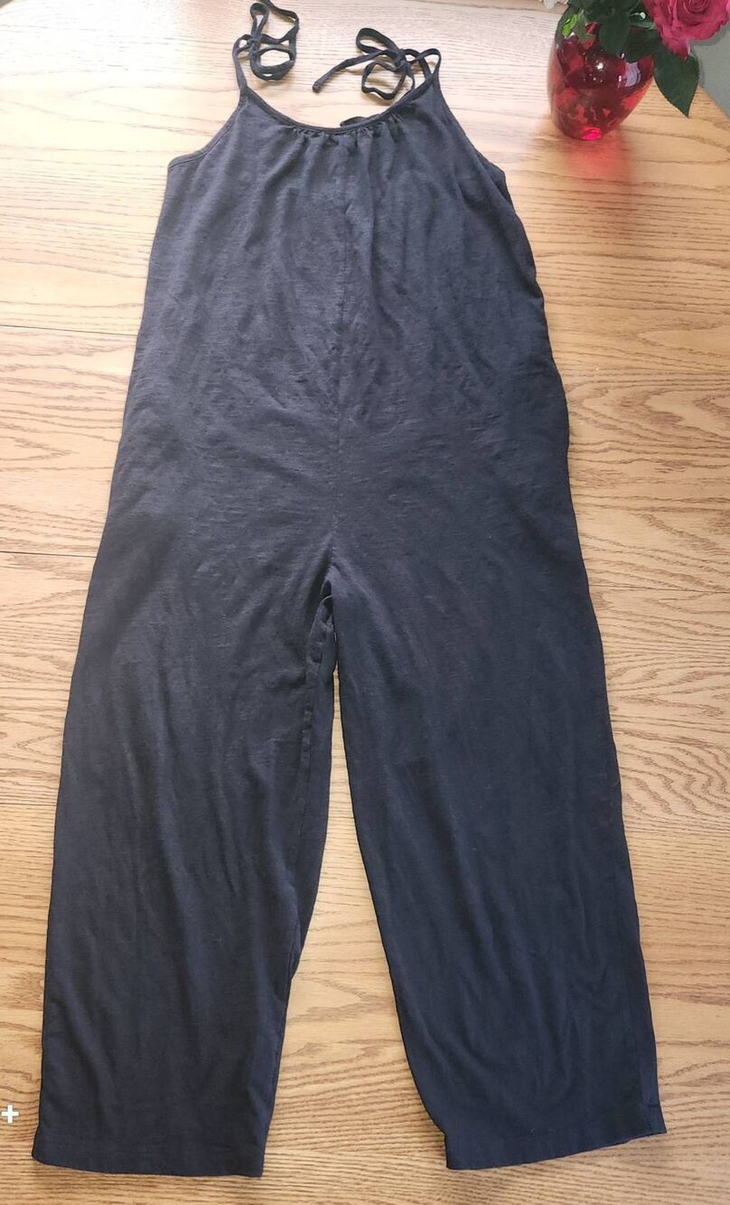 D15 Old Navy black crop style one piece jumper w spaghetti strap ties & pockets
